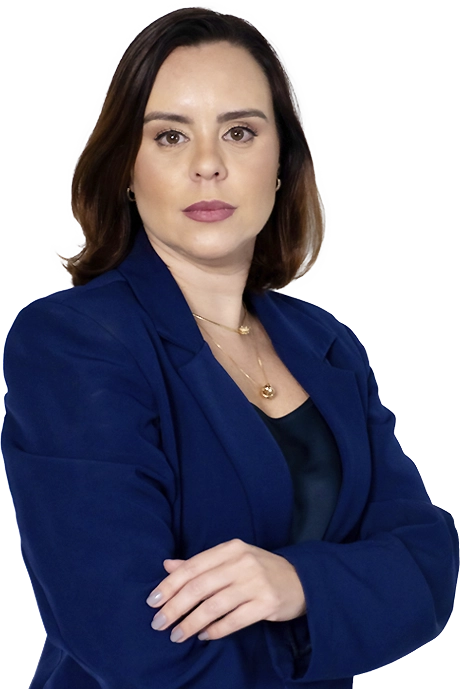 Dra. Fabiana Borges Valério, de terno azul-marinho e braços cruzados