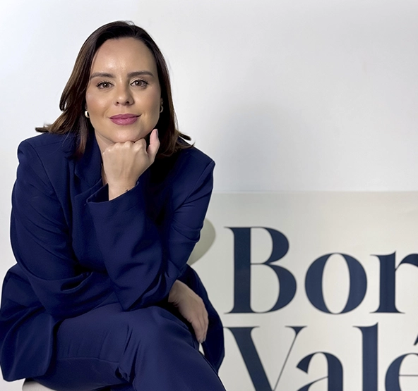 Dra. Fabiana Borges Valério com o queixo apoiado na mão